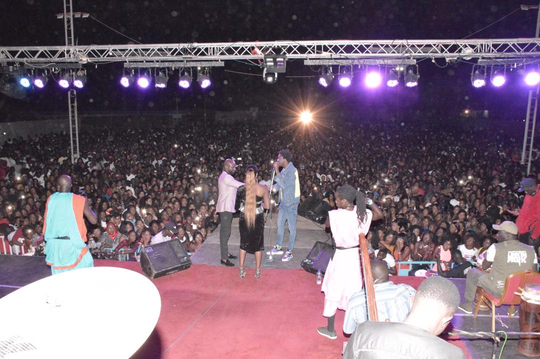  "Live" à guichets fermés chez Barrow- Waly Seck ..."Roi de la musique Séné-Gambienne"