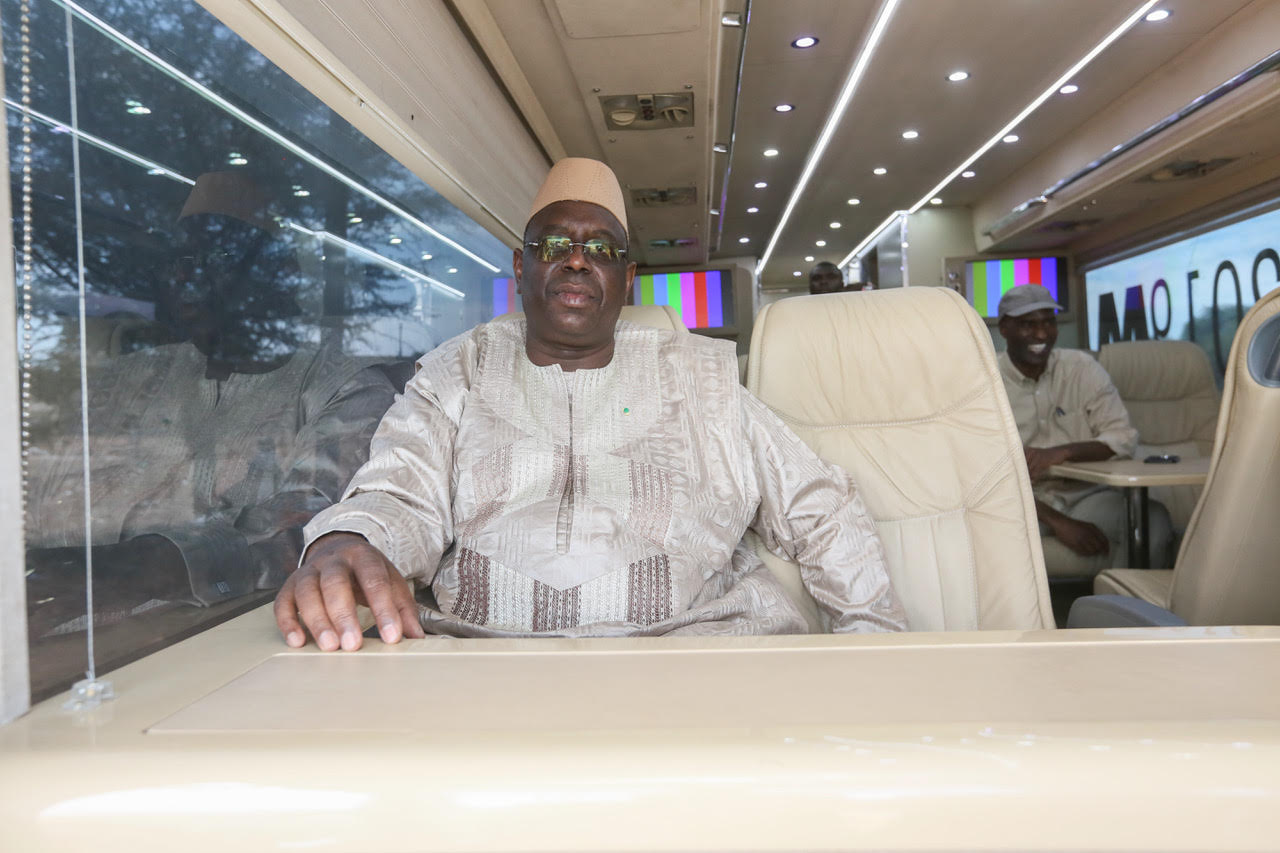 Arrêt sur image! Le candidat Macky Sall dans son bus de campagne