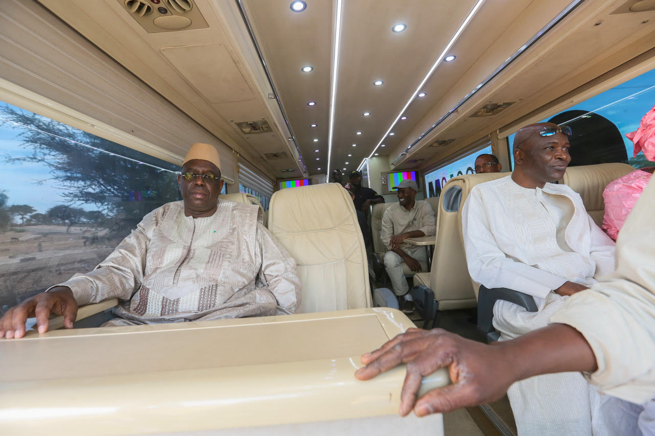 Arrêt sur image! Le candidat Macky Sall dans son bus de campagne