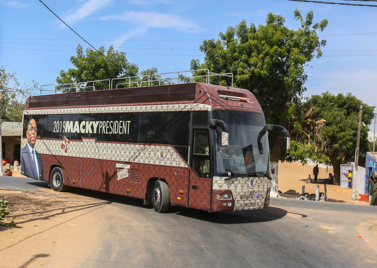 Arrêt sur image! Le candidat Macky Sall dans son bus de campagne