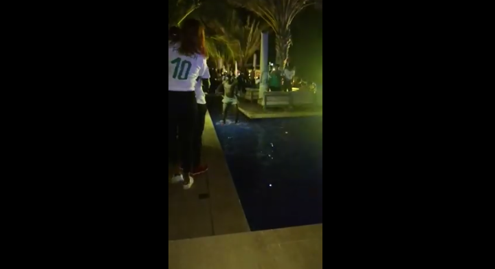 Ce supporter se jette dans la piscine après le 3eme but marqué par le Sénégal (VIDEO)