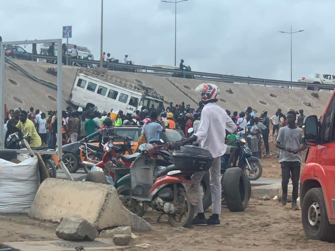 Un bus " Ndiaga Ndiaye " dérape sur l'autoroute