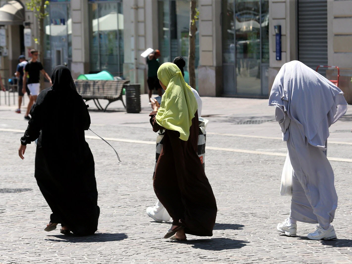 L'abaya exclue des écoles françaises