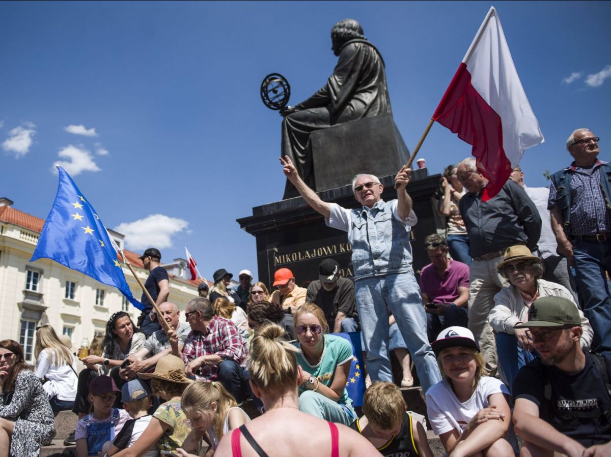 A Varsovie, une manifestation "historique" contre le gouvernement du parti Droit et justice