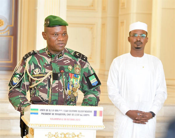 Le Général Brice Clotaire Oligui Nguema reçu par le Général Mahamat Idriss Deby Itno