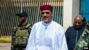 Au Niger, la junte au pouvoir affirme que le président déchu, Mohamed Bazoum, a « tenté de s’évader »