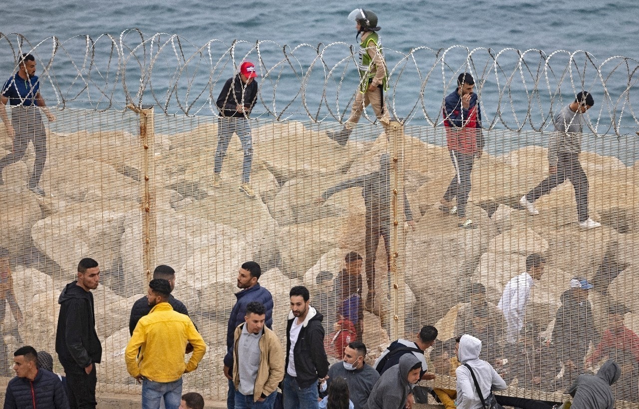 Le Maroc repousse des centaines de migrants qui tentaient d’entrer dans l’enclave espagnole de Ceuta