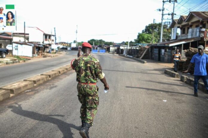 Au Sierra Leone, le gouvernement décrète un couvre-feu national après une attaque contre une armurerie à Freetown