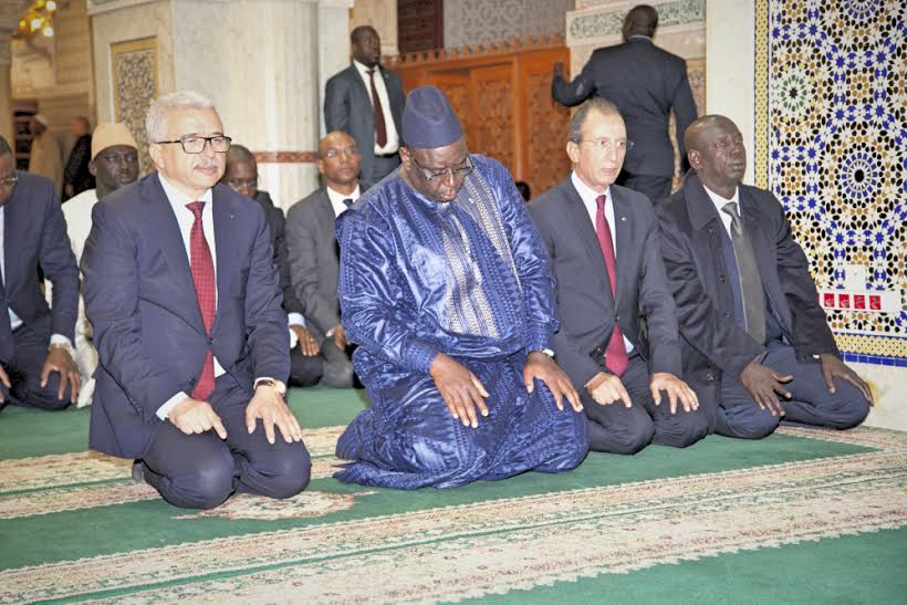 Les images  du  pèlerinage du Pr Macky Sall au mausolée de Cheikh Ahmed Tidiane Chérif