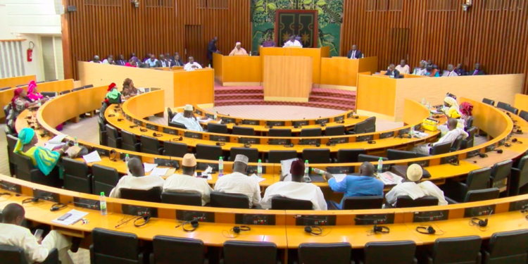 Au Sénégal, les députés se penchent sur le report de la présidentielle dans un climat tendu