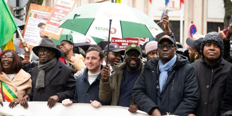 2.000 manifestants protestent à Paris contre le report de la Présidentielle