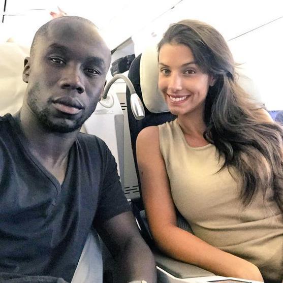 Qui est cette femme à côté de Bacary Sagna ?