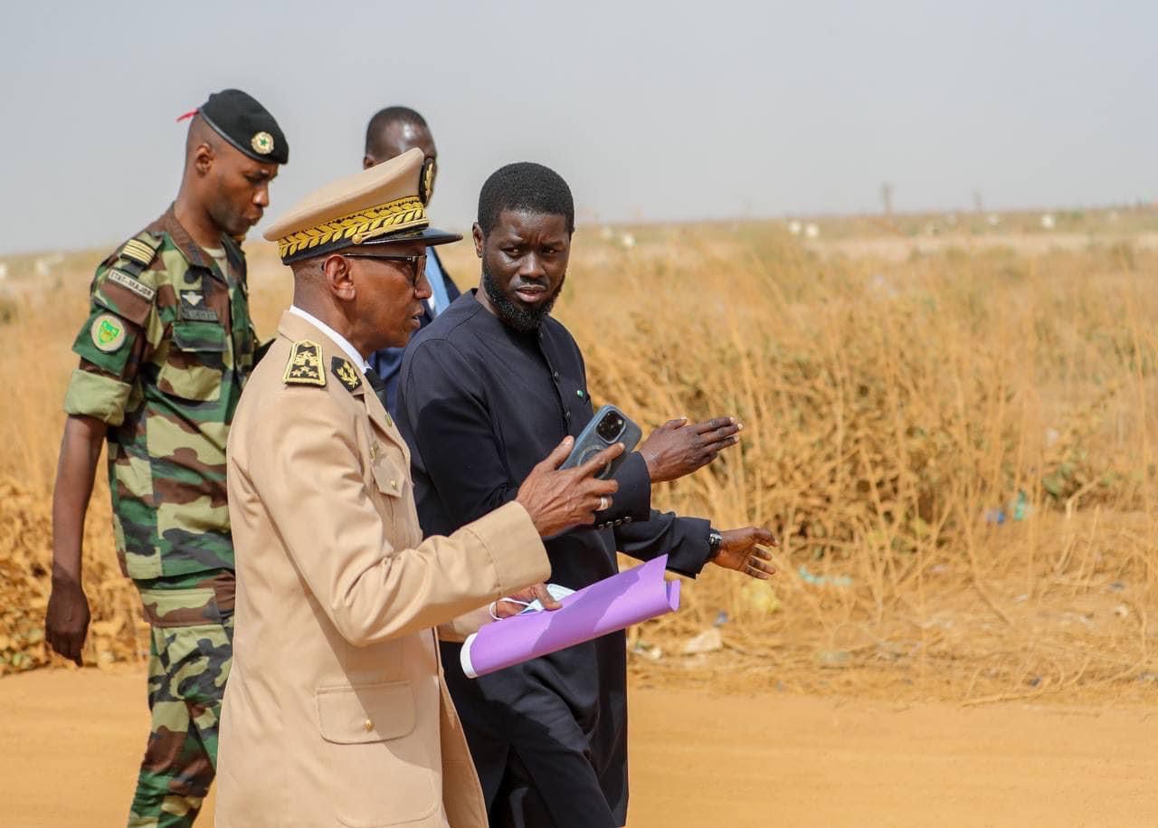 EN VISITE À M’BOUR 4, LE PRÉSIDENT BASSIROU DIOMAYE FAYE SUSPEND LES OPÉRATIONS SUR LE SITE