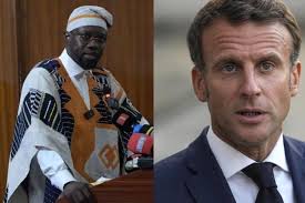 Sans sommation: Sonko tire sur Macron