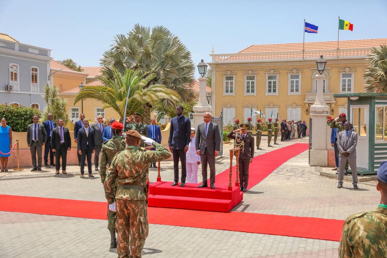 Découvrez les images de l’arrivée du président Bassirou Diomaye Faye à Praia, au Cabo Verde