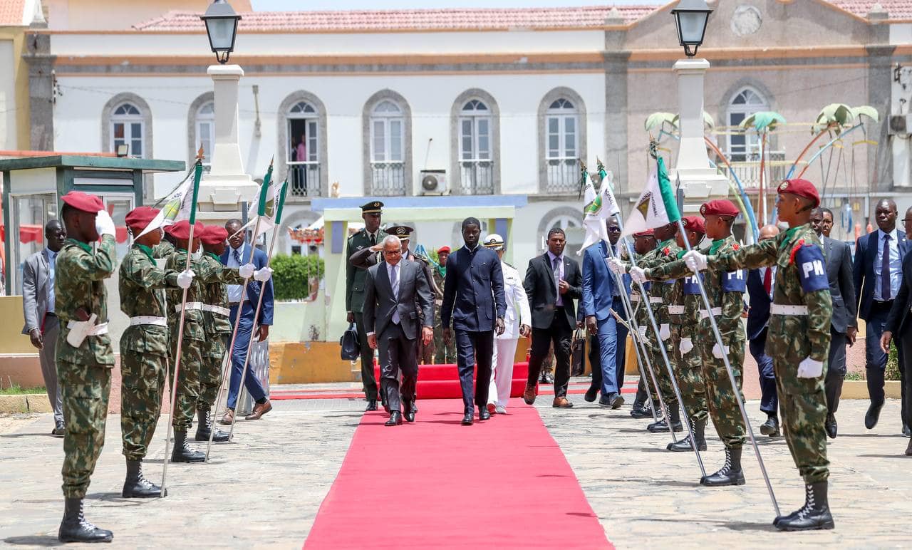 Découvrez les images de l’arrivée du président Bassirou Diomaye Faye à Praia, au Cabo Verde