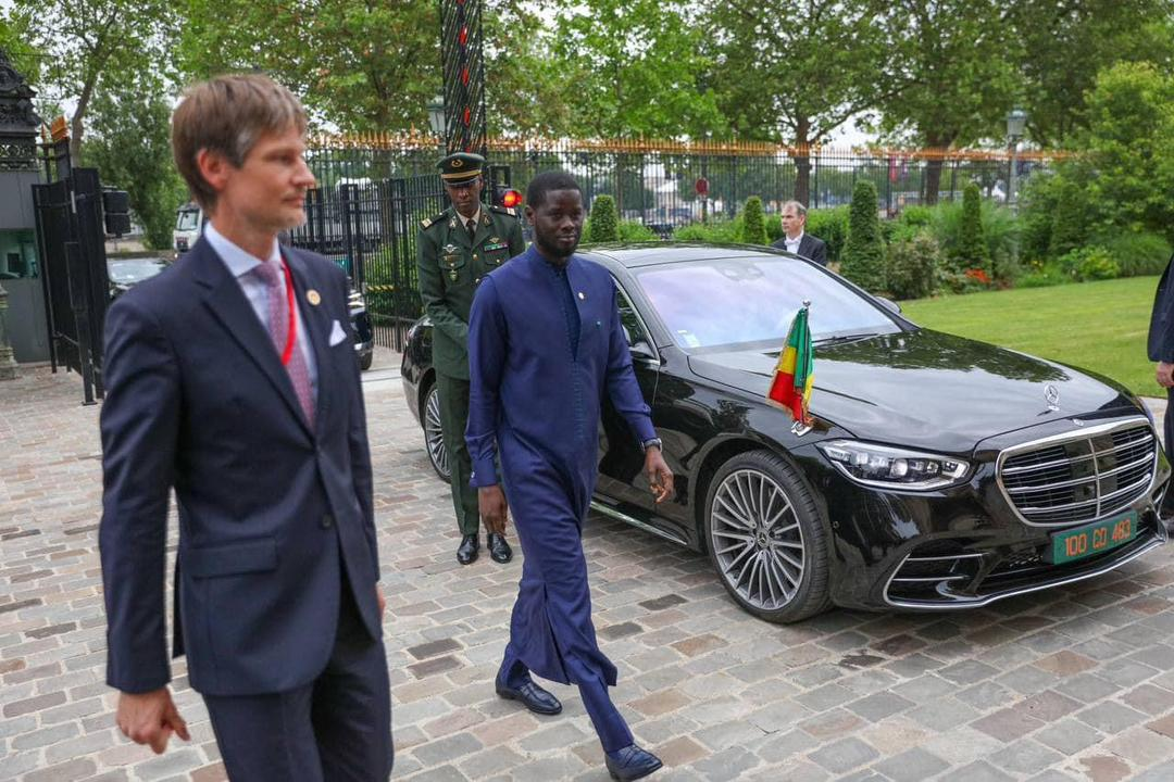 En images, l'arrivée du Président de la République, SEM Bassirou Diomaye Faye, au Quai d'Orsay