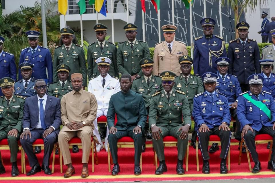  Revivez la cérémonie de remise de diplômes aux stagiaires de l'école d'état-major et aux auditeurs de l'école supérieure de guerre de l'Institut de Défense du Sénégal (IDS)