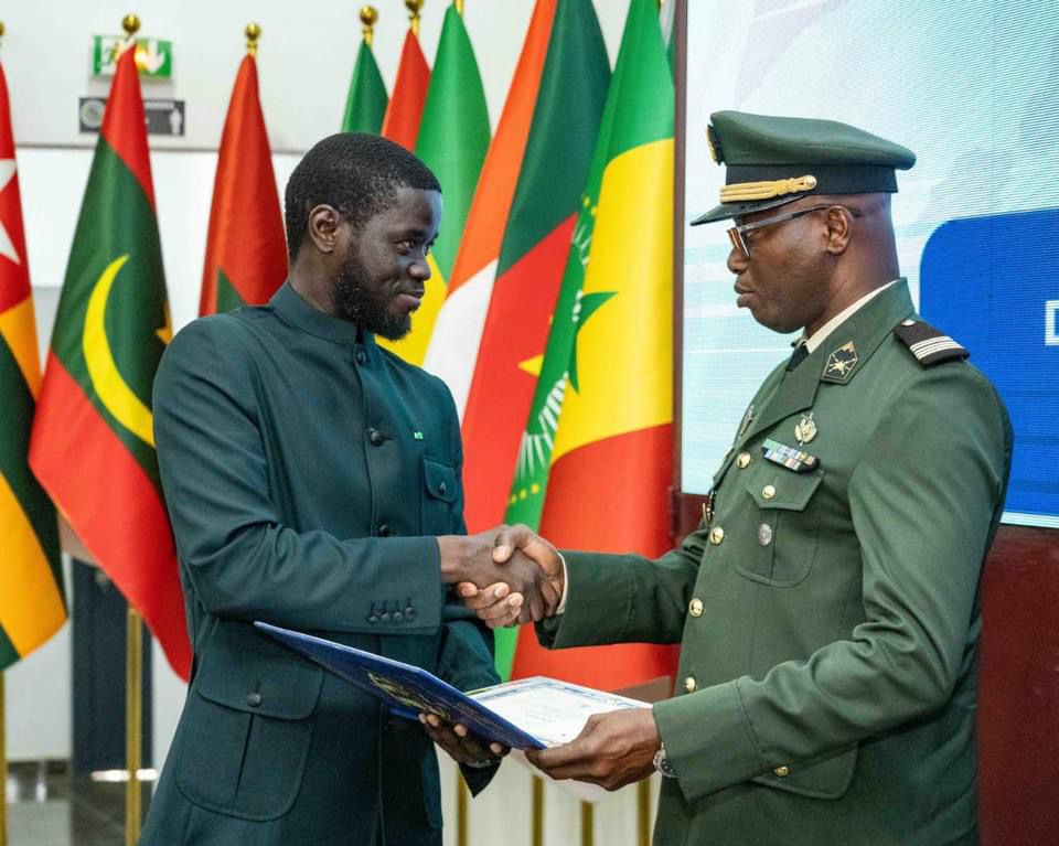  Revivez la cérémonie de remise de diplômes aux stagiaires de l'école d'état-major et aux auditeurs de l'école supérieure de guerre de l'Institut de Défense du Sénégal (IDS)