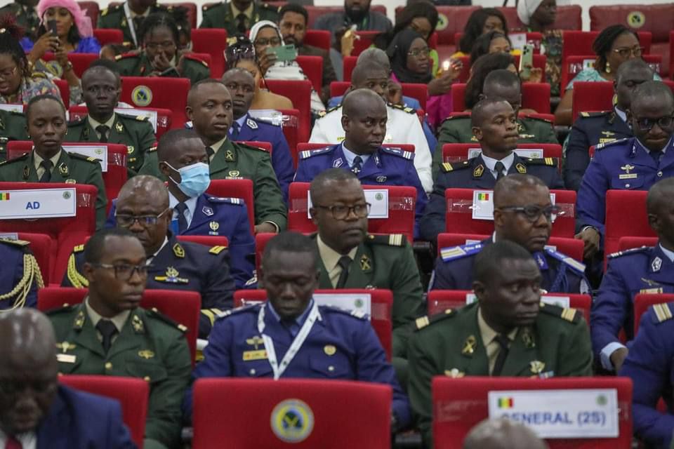  Revivez la cérémonie de remise de diplômes aux stagiaires de l'école d'état-major et aux auditeurs de l'école supérieure de guerre de l'Institut de Défense du Sénégal (IDS)