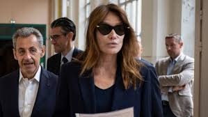 France: l’ex-première dame Carla Bruni-Sarkozy mise en examen et placée sous contrôle judiciaire