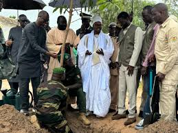 LE PRÉSIDENT BASSIROU DIOMAYE FAYE LOUE L’ENGAGEMENT DE L’ASSOCIATION « TOUBA CA KANAM » POUR LE REBOISEMENT À TOUBA