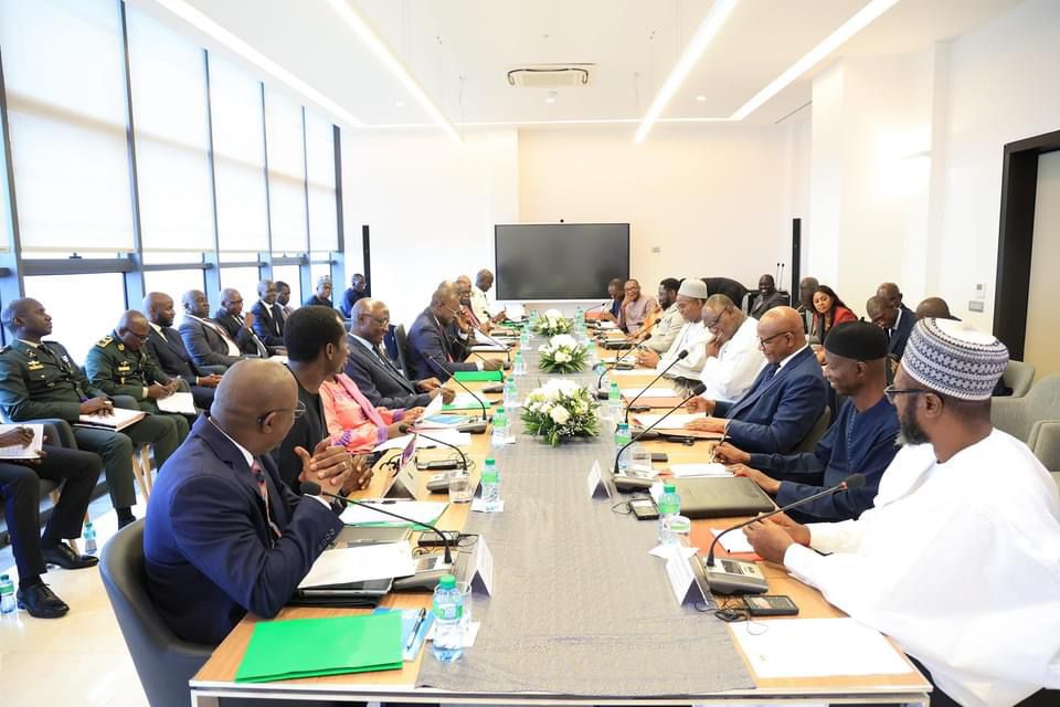 Revivez en images la séance de travail entre le Vice-Président de la Gambie, Muhammed B.S.JALLOW et le Premier Ministre Ousmane SONKO au building administratif Mamadou DIA.