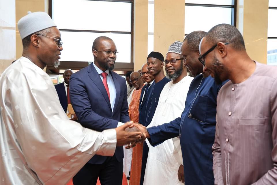 Revivez en images la séance de travail entre le Vice-Président de la Gambie, Muhammed B.S.JALLOW et le Premier Ministre Ousmane SONKO au building administratif Mamadou DIA.