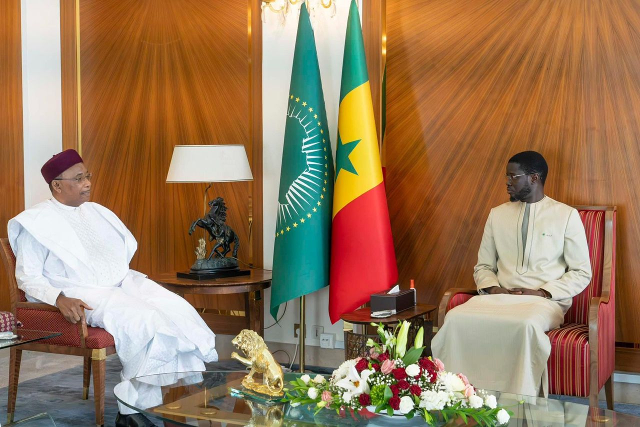 L’ancien président de la République du Niger, Mahamadou Issoufou reçu par le chef de l'Etat, Bassirou Diomaye Faye