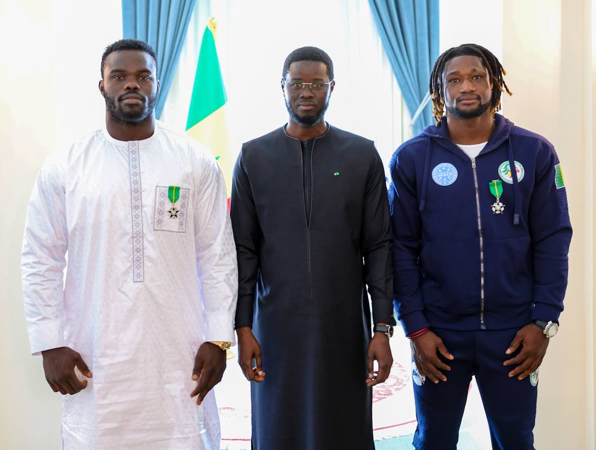 REUG REUG ET MOUHAMED TAFSIR BA ÉLEVÉS AU RANG DE CHEVALIERS DE L’ORDRE DU MÉRITE PAR LE PRÉSIDENT BASSIROU DIOMAYE FAYE