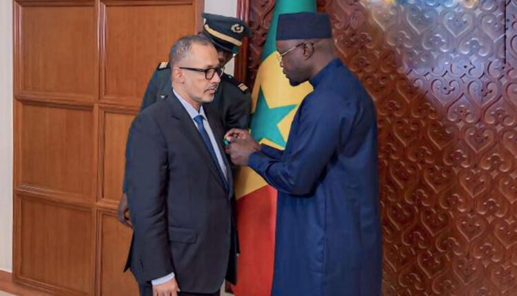 Le Premier ministre sénégalais décerne décore le Président du patronat mauritanien de l’ordre de Commandeur de l’Ordre au nom du Président de la République du Sénégal