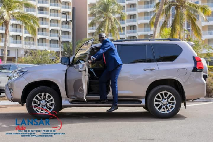 14 milliards sous les roues des 4x4 : Le célèbre loueur de voitures de luxe de l’État du Sénégal Mahmadane Sarr en plein scandale financier retentissant