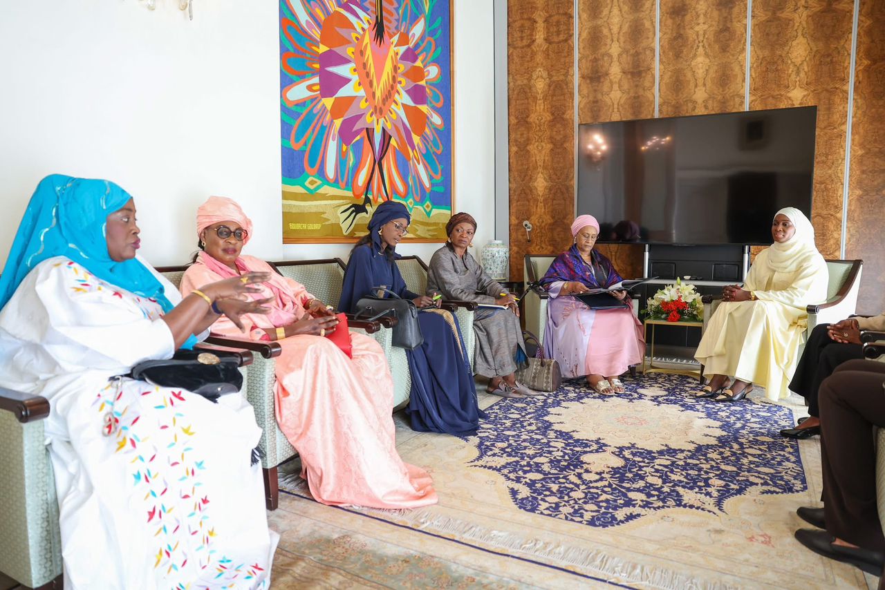 La Première Dame, Marie Khone Faye, a reçu  deux associations féminines engagées dans la cause des femmes .