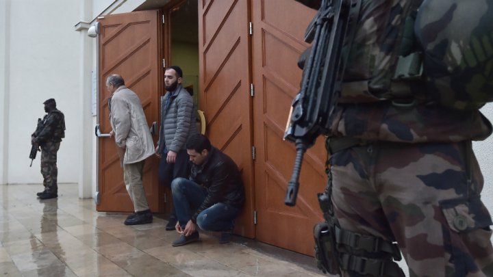 Une voiture fonce sur des militaires devant la grande mosquée de Valence (France)