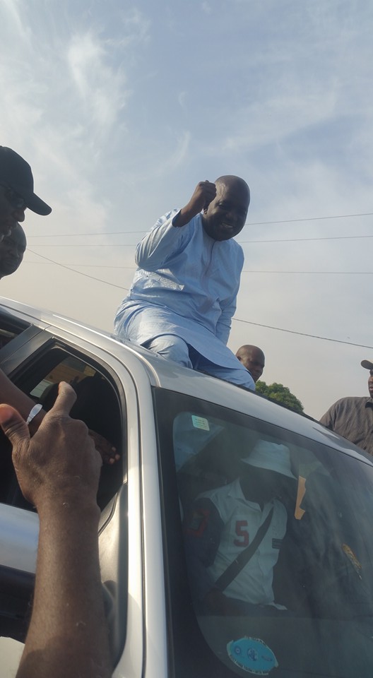 Arrêt sur image !   Accueilli en héros à l'entrée de Richard Toll, Omar Sarr affiche la banane!