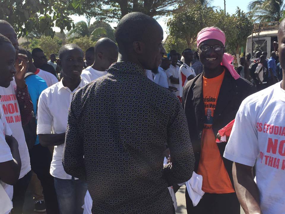 Victor Sadio Diouf du MEEL et les jeunes du front de l'opposition ratissent large à l'UCAD pour un vote  du "Non"  (images exclusives dakarposte)