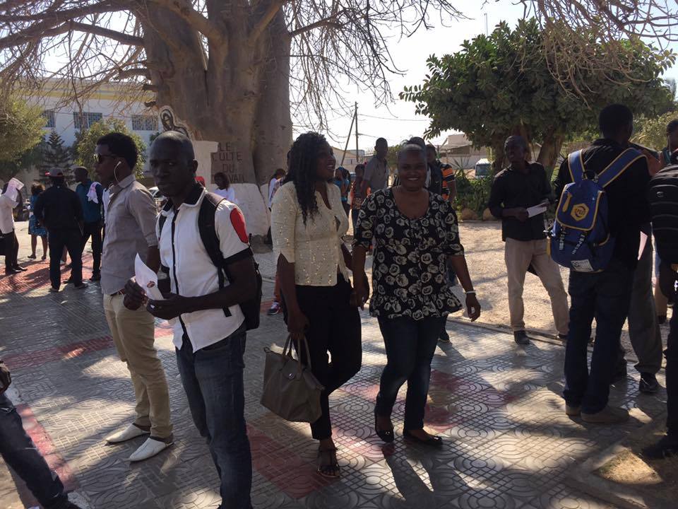 Victor Sadio Diouf du MEEL et les jeunes du front de l'opposition ratissent large à l'UCAD pour un vote  du "Non"  (images exclusives dakarposte)