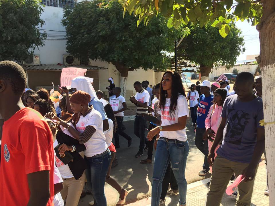 Victor Sadio Diouf du MEEL et les jeunes du front de l'opposition ratissent large à l'UCAD pour un vote  du "Non"  (images exclusives dakarposte)