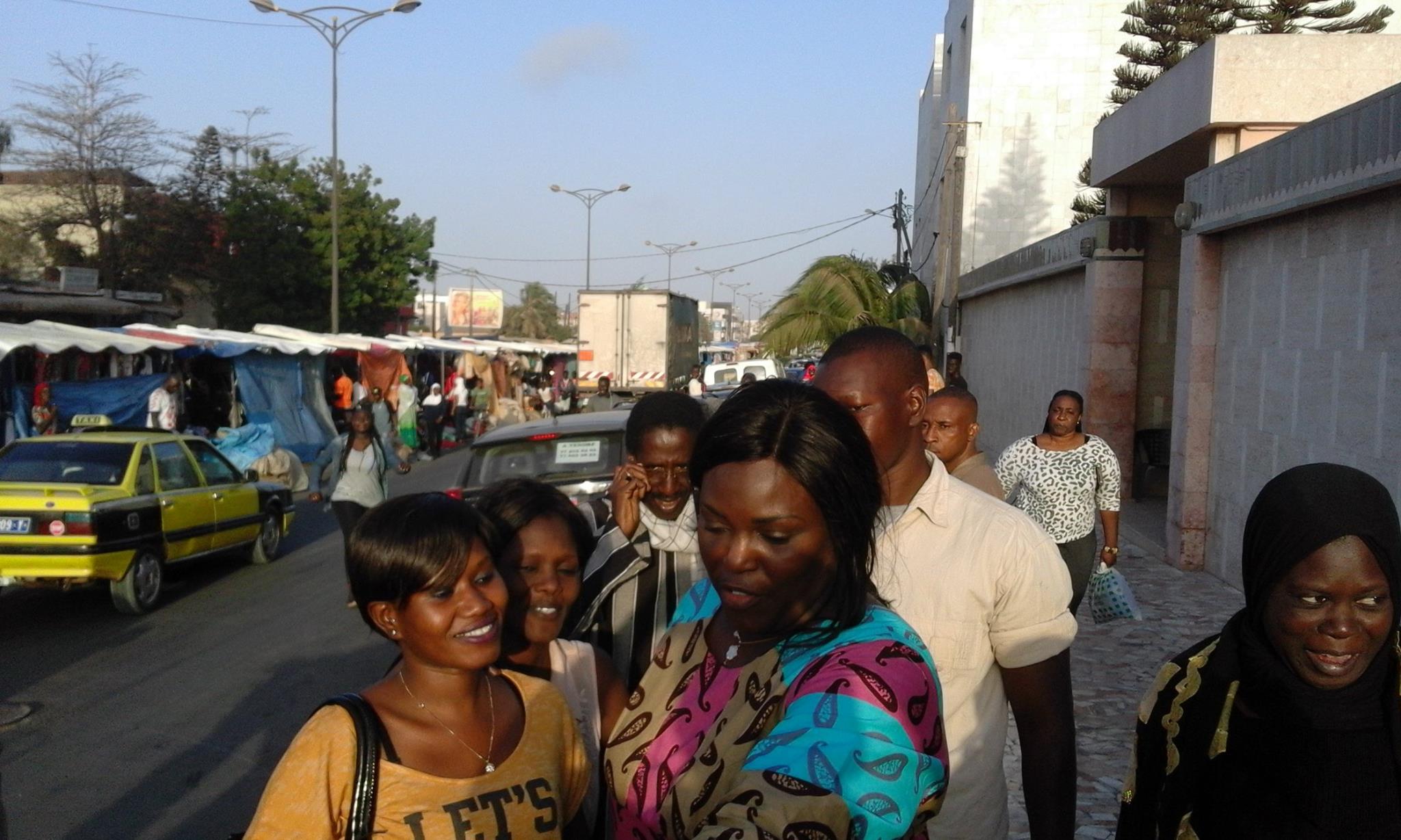 Avec une légère garde rapprochée, la Première Dame Marième Faye Sall investit le marché du "feug diaay"