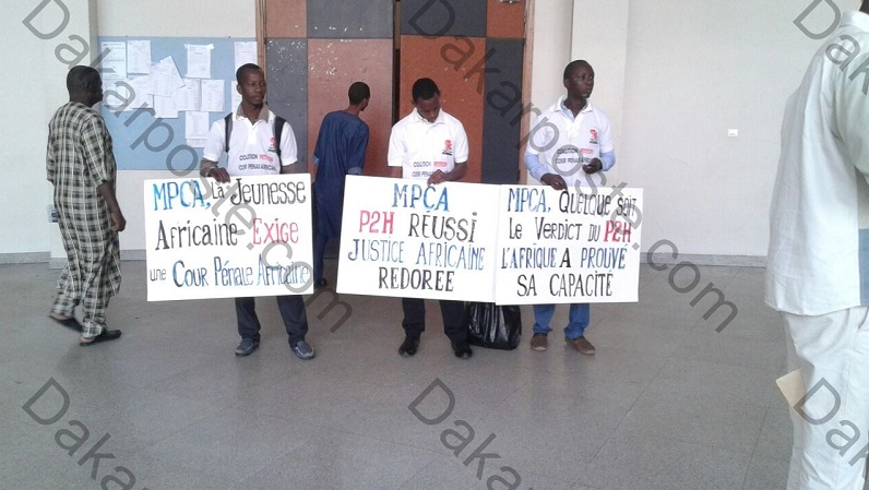 PROCES HABRE...Les images du pied de grue des journalistes et du public en attendant le verdict