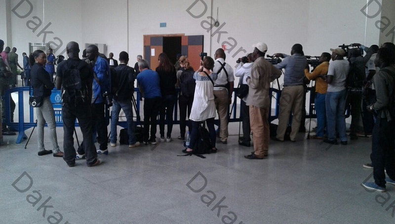 PROCES HABRE...Les images du pied de grue des journalistes et du public en attendant le verdict