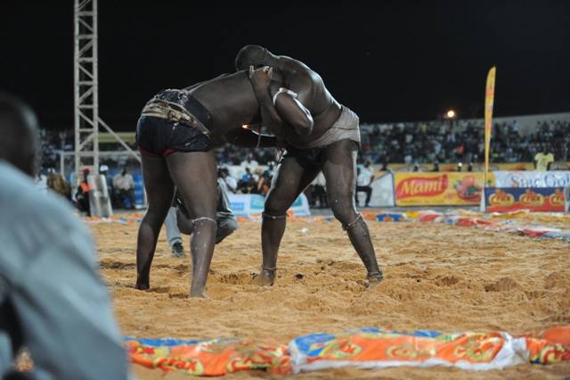 Quelques images du combat Lac De Guiers n 2/ Yekini