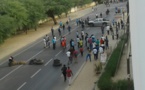 UGB: les étudiants barrent la route nationale, ce matin.