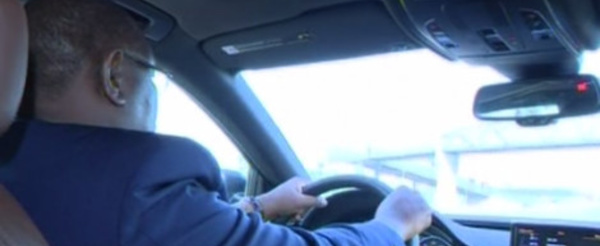 Macky Sall est en train de conduire sa voiture sur l'autoroute