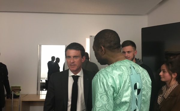 Le Premier ministre français Manuel Valls et Youssou N'Dour au concert philharmonique à Paris