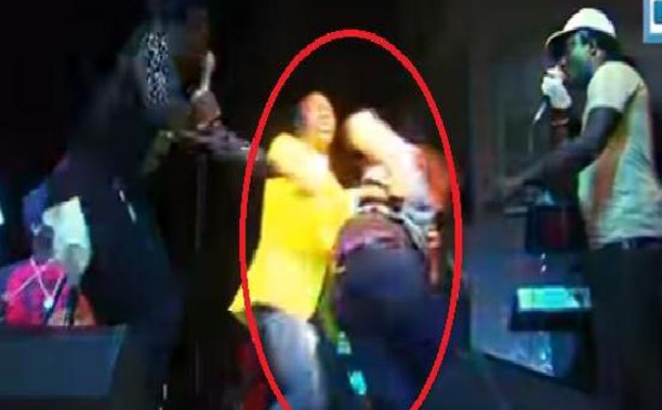 Incroyable: Concert de Wally Seck, une fille a failli être violée en sur scène. Regardez!