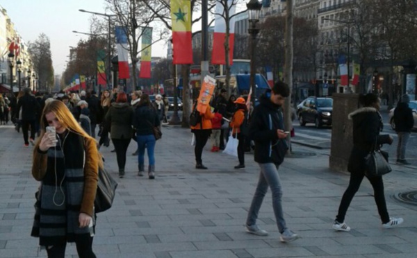 PHOTOS - Le drapeau du Sénégal flotte sur les Champs Elysées et sur l'avenue des Ternes