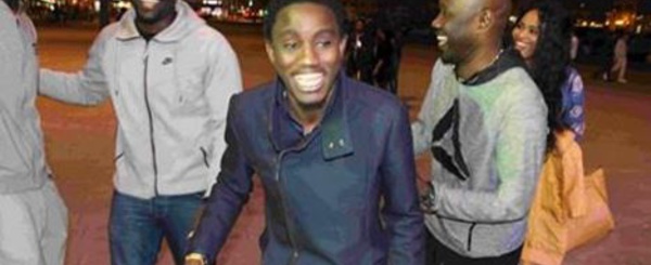 Vidéo: Embouteillage aux Almadies Waly Seck marche pour ne pas rater sa soirée