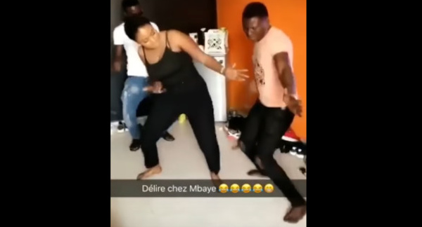 Quand Maman de « Yenduleen » en tenue hyper sexy se frotte à …– Regardez