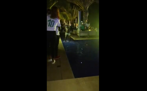 Ce supporter se jette dans la piscine après le 3eme but marqué par le Sénégal (VIDEO)